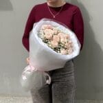 Букет с кустовыми розами и гипсофилой — изображение 4