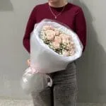 Букет с кустовыми розами и гипсофилой — изображение 4