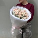 Букет с кустовыми розами и гипсофилой — изображение 2