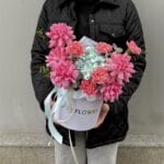 Яркая композиция с гортензией в коробке — изображение 4