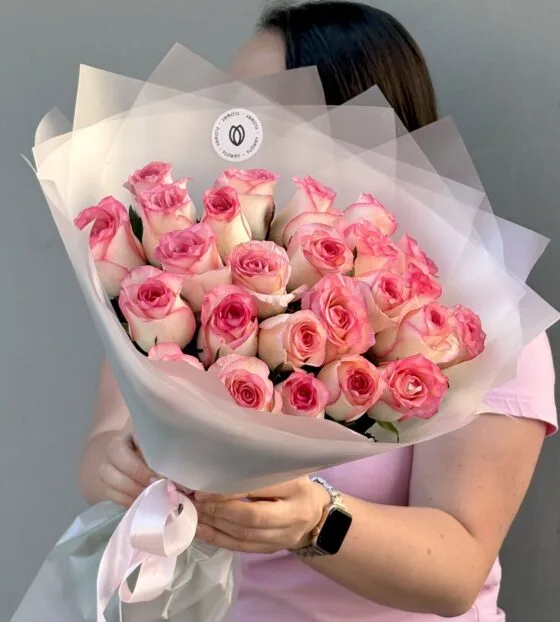 25 розовых роз