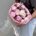 пионы сара бернар с эвкалиптом