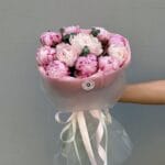 розовые пионы с эвкалиптом
