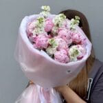 пионы сара бернар и белые маттиолы