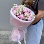 авторский букет с пионами и маттиолой